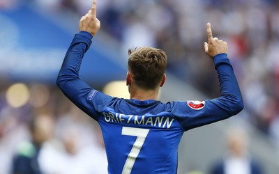 FB体育热评-乔丹阿尤霸气怒吼庆祝